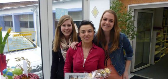 Am 26.03-2012 Tabea und Christina mit ihrer Fahrlehrerin